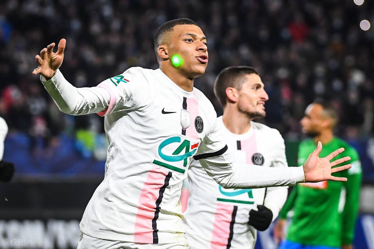 皇马宣布签下巴黎前锋，引发球迷热议的简单介绍