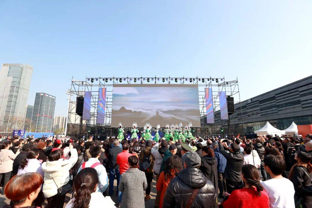 激烈角逐场面动人心弦,观众欢腾起来 激烈角逐场面动人心弦,观众欢腾起来