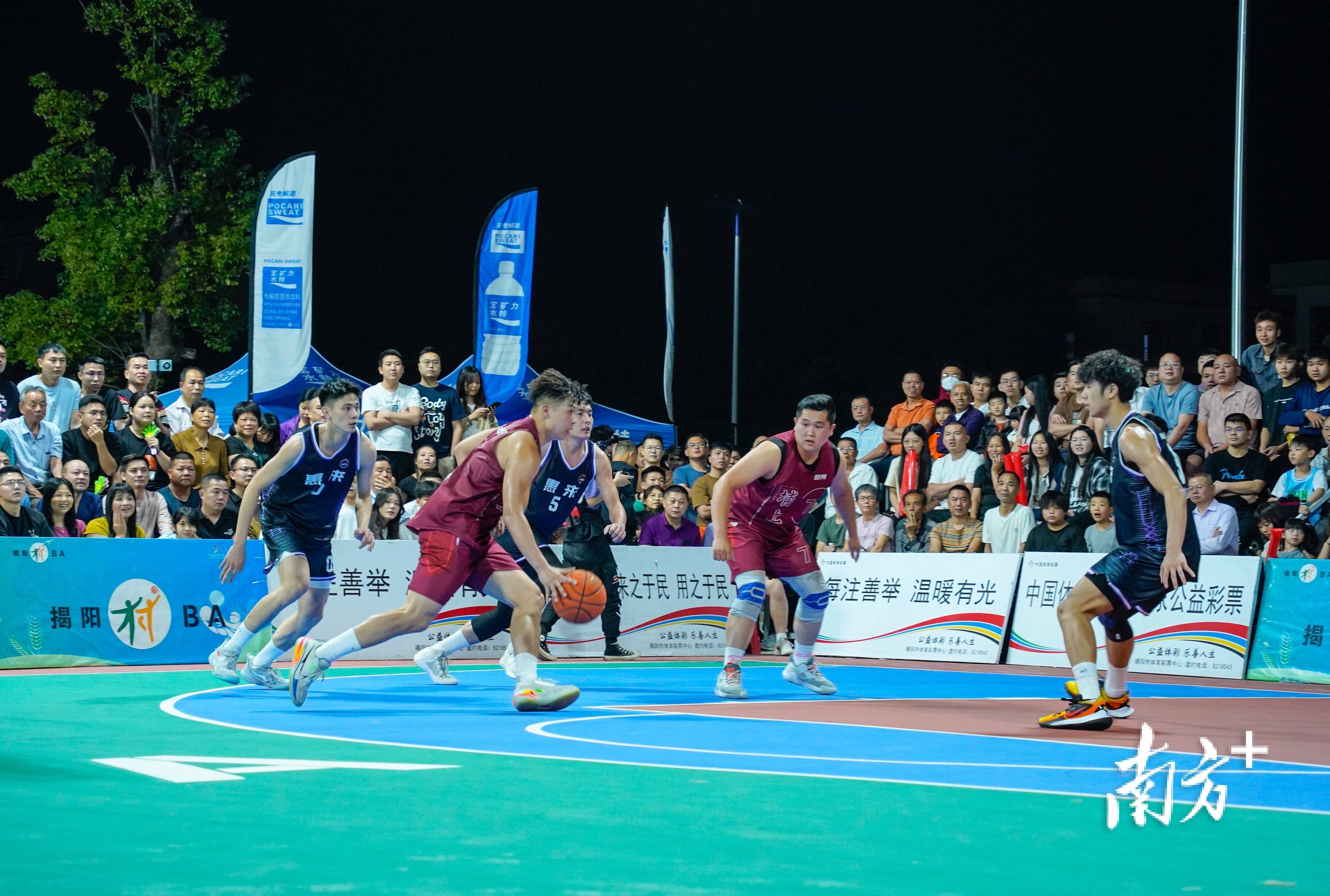 见证比赛瞬间的观众,感受到了运动的魅力 见证比赛瞬间的观众,感受到了运动的魅力