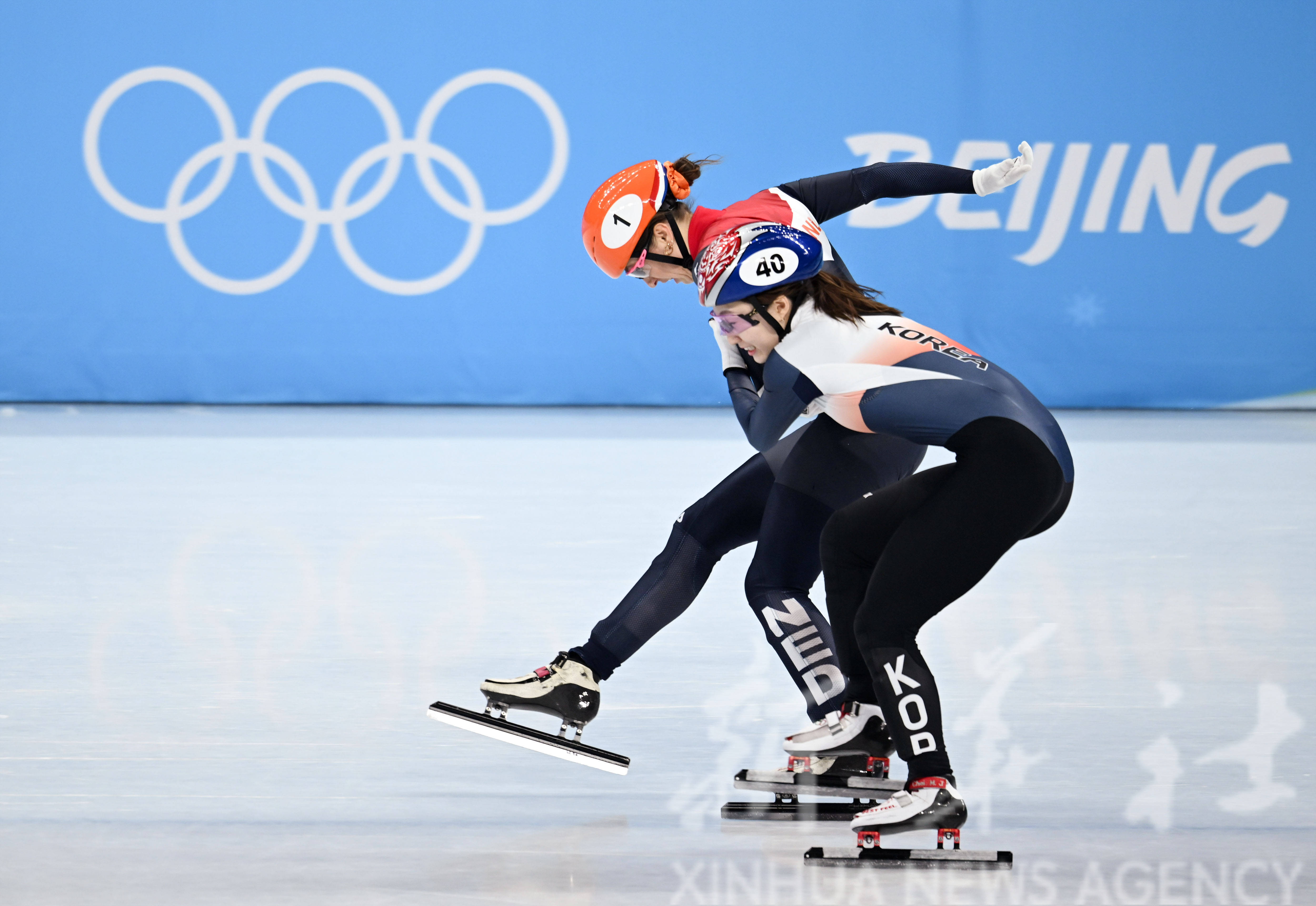 短道速滑女子组比赛,荷兰选手夺冠 短道速滑女子组比赛,荷兰选手夺冠