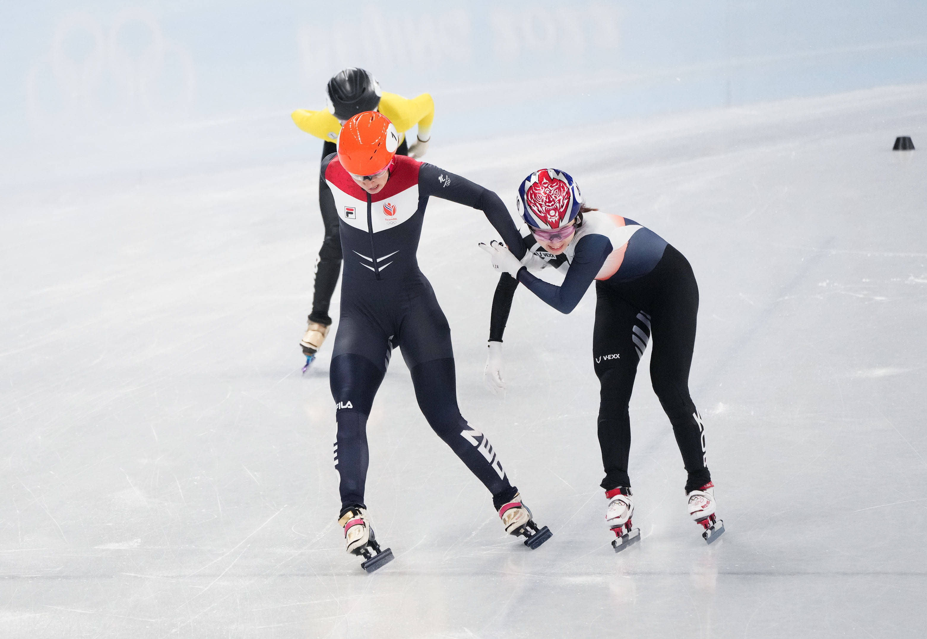 短道速滑女子组比赛,荷兰选手夺冠 短道速滑女子组比赛,荷兰选手夺冠