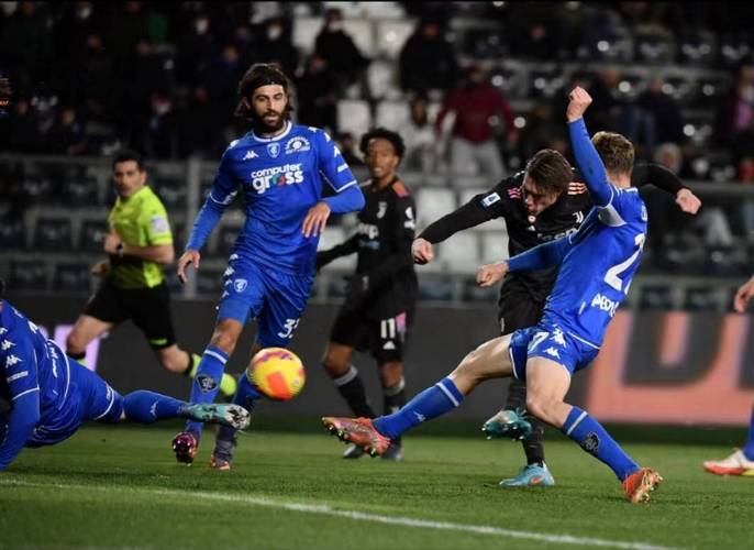 包含沃尔夫斯堡后防线频繁失误，急需加强训练的词条