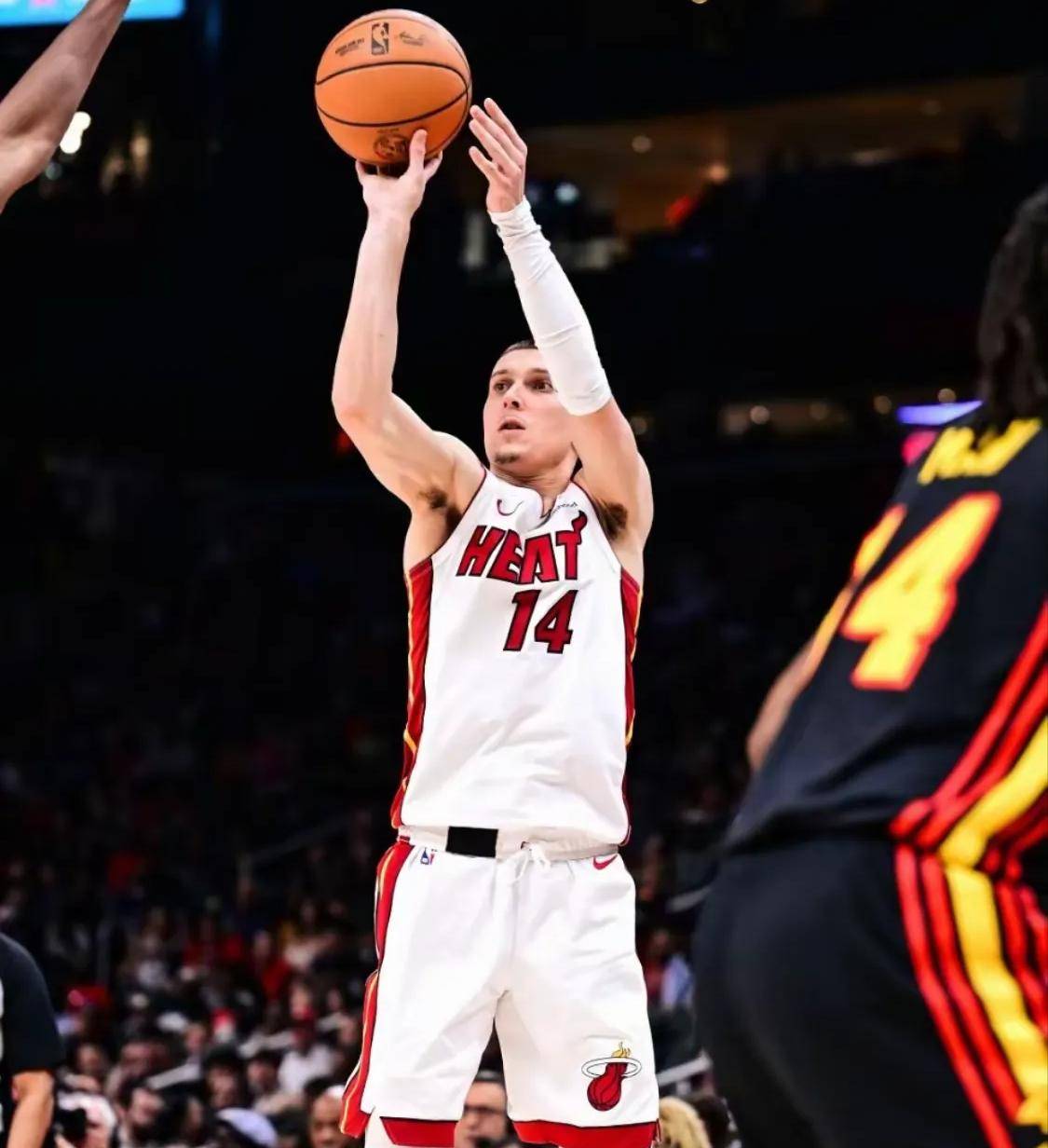 老鹰队逆袭热火,夺得季后赛资格 老鹰队逆袭热火,夺得季后赛资格