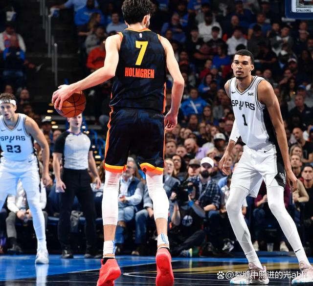 雷霆队全队发挥出色，大胜对手