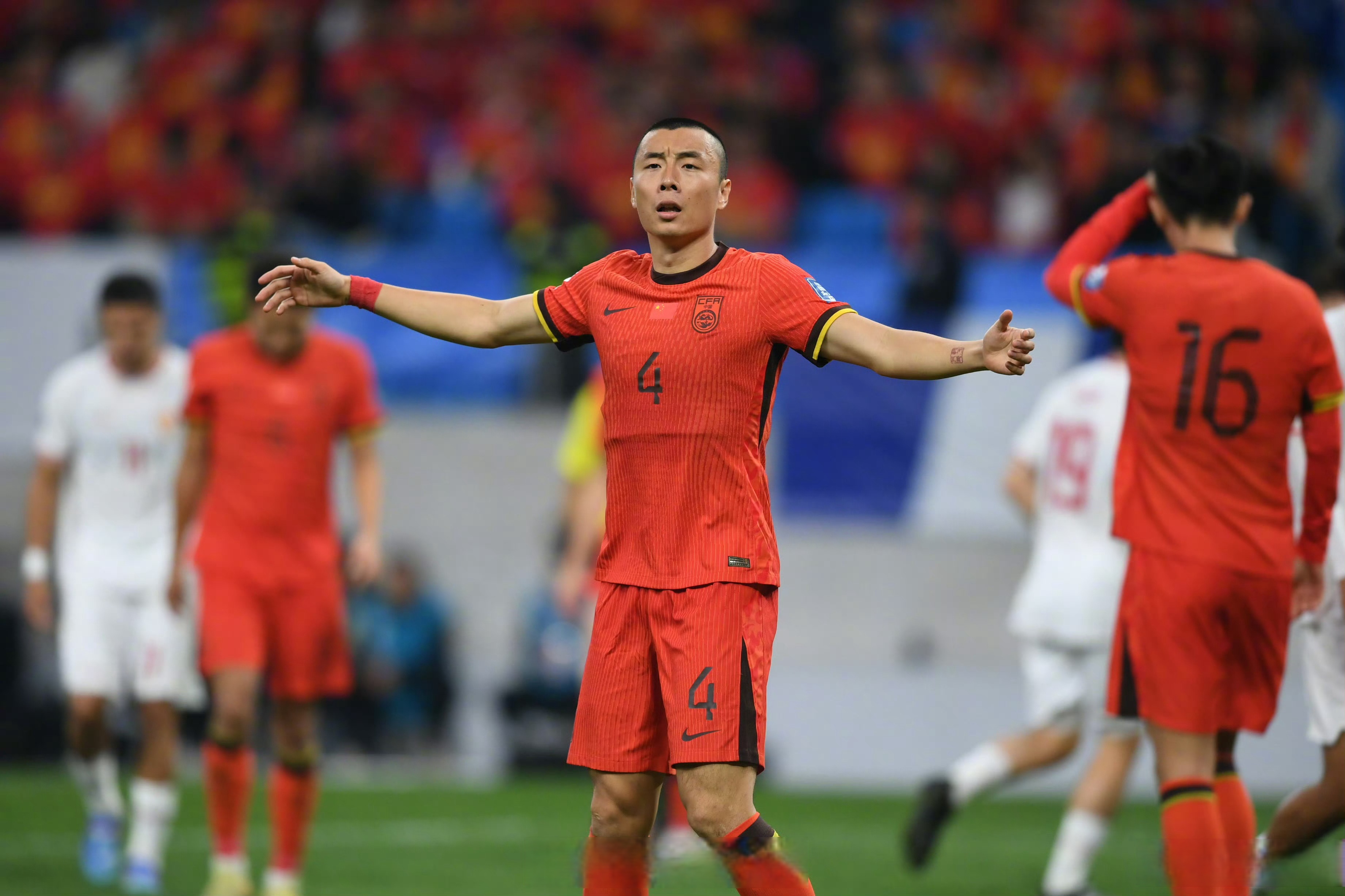 国际足坛中国队崭露头角，备受瞩目