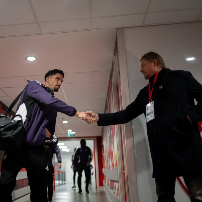 关于传奇巨星助威现场，球队士气高涨备战战役的信息